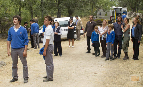 Los protagonistas miran "El fin" de 'El internado'
