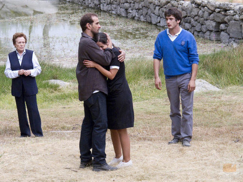 Héctor consuela a María