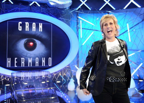 Mercedes Milá posa junto al logo de 'GH'