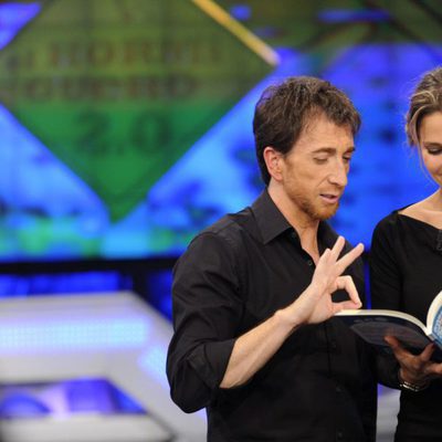Elsa Pataky lee un libro