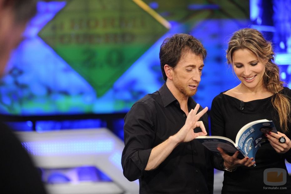 Elsa Pataky lee un libro