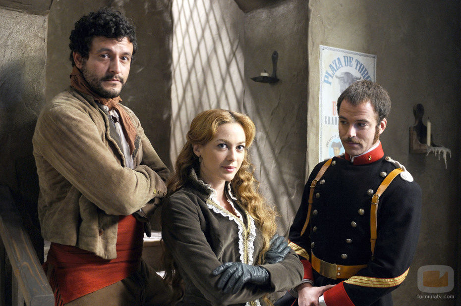 Isak Ferriz, Marta Hazas y Carles Francino en 'Bandolera'