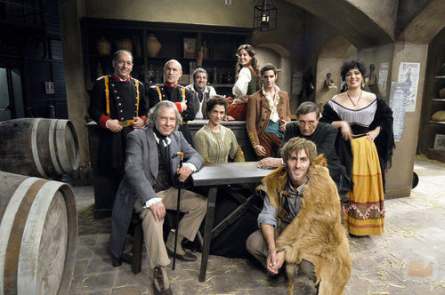 Personajes de 'Bandolera' en la taberna del pueblo