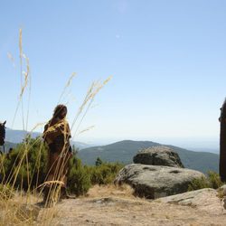 Viriato (Roberto Enriquez) en lo alto de una ladera