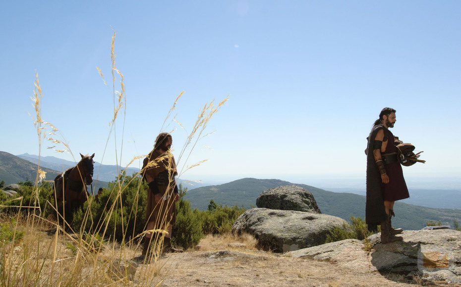 Viriato (Roberto Enriquez) en lo alto de una ladera