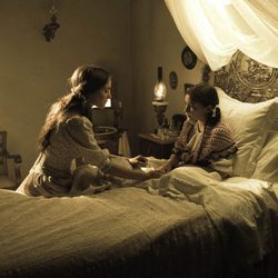 Rosa Lobo (Carla Díaz) en la cama 