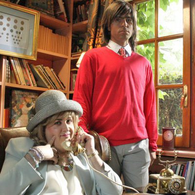 Miss Coconut habla por teléfono junto a su hijo