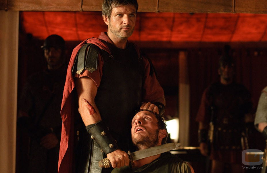 Marco (Jesús Olmedo) amenaza a Héctor (Pablo Derqui)