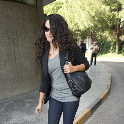Mónica Estarreado visita el velatorio de Paco Marsó
