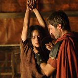 Marco retiene a Bárbara