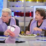 Martin Sheen y Emilio Estevez con babero