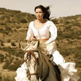 Dafne Fernández montando a caballo
