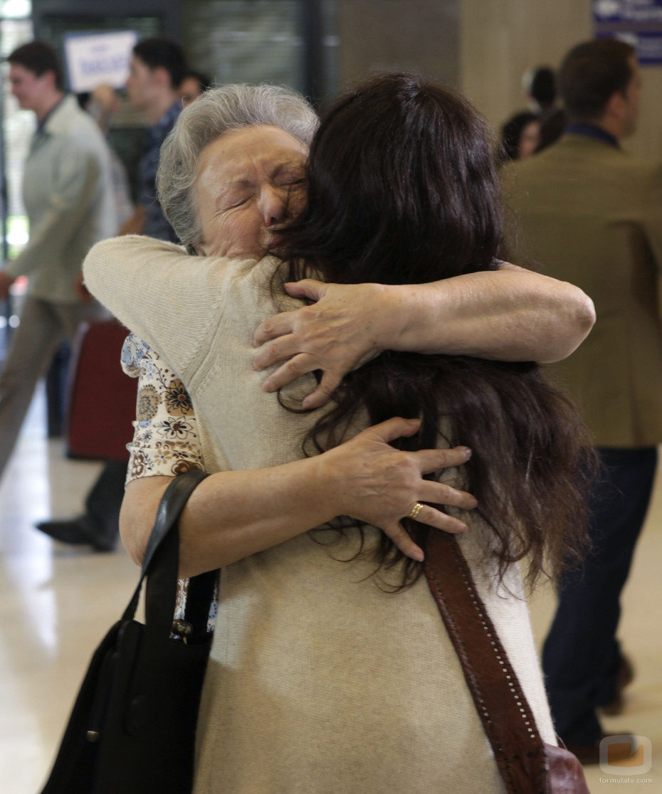 Inés se abraza a su abuela Herminia