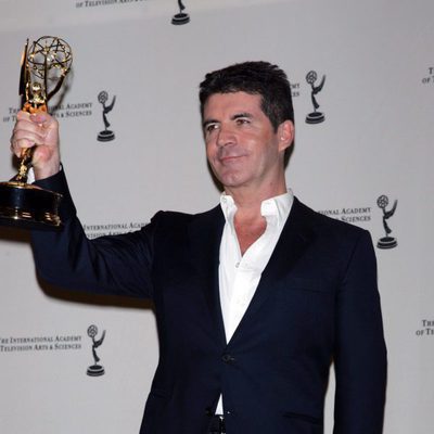 Simon Cowell con su Emmy Internacional 2010