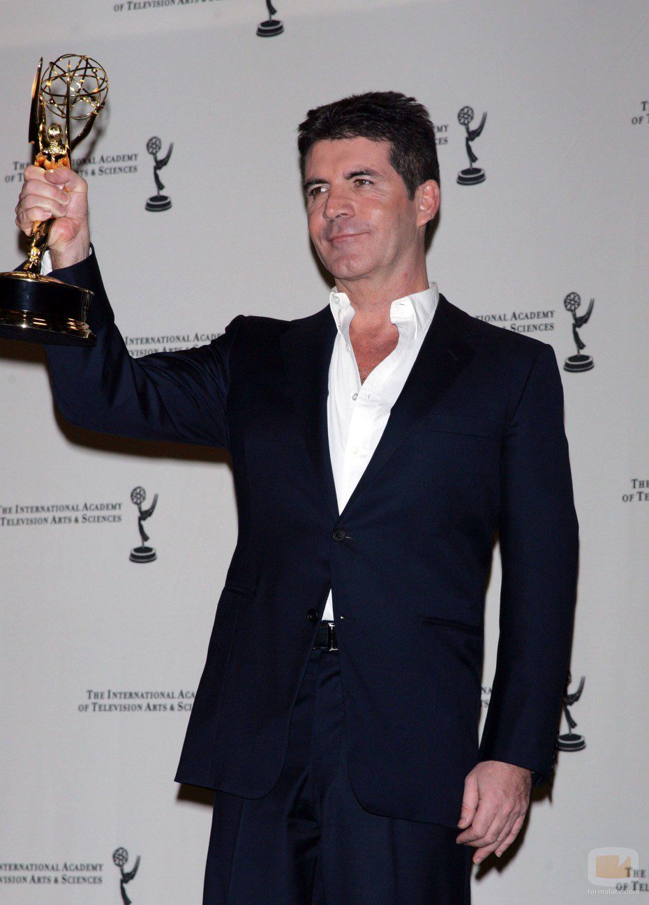 Simon Cowell con su Emmy Internacional 2010