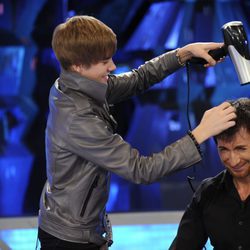 Justin Bieber con un secador