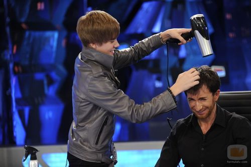 Justin Bieber con un secador