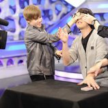 Justin Bieber le tapa los ojos a Piedrahita