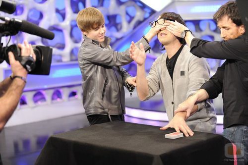 Justin Bieber le tapa los ojos a Piedrahita