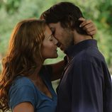 Lucía y Raúl se besan