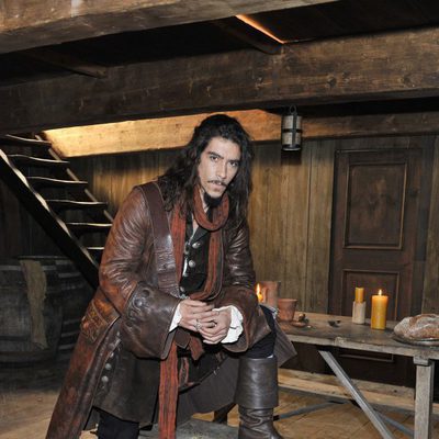 Óscar Jaenada es miembro de la nobleza en 'Piratas'