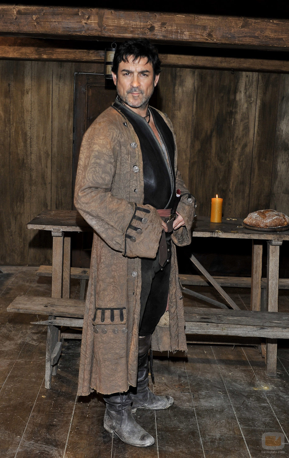 Miguel Ortiz es un sastre portugués en 'Piratas'