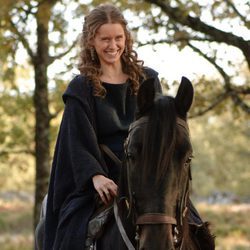 Helena (Manuela Vellés), a caballo