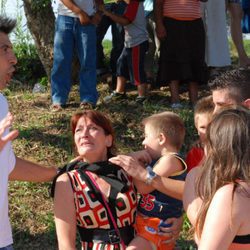 Jorge Fernández con una familia de 'Esta casa era una ruina'