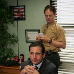 Steve Carell en su despacho y Rainn Wilson en 'The office'