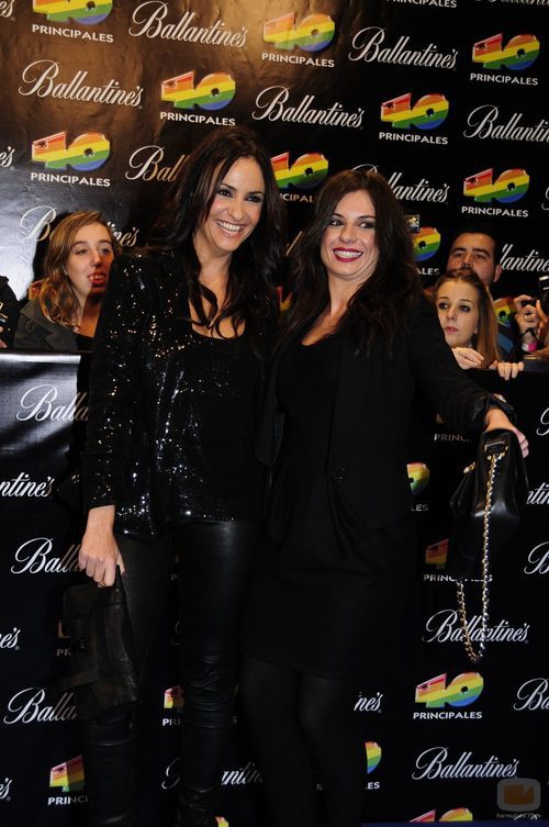 Melanie Olivares y Miren Ibarguren en los Premios 40 2010