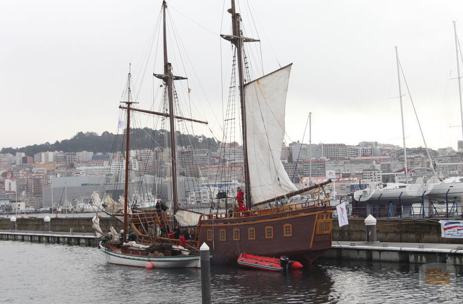 Galeón junto al barco pirata