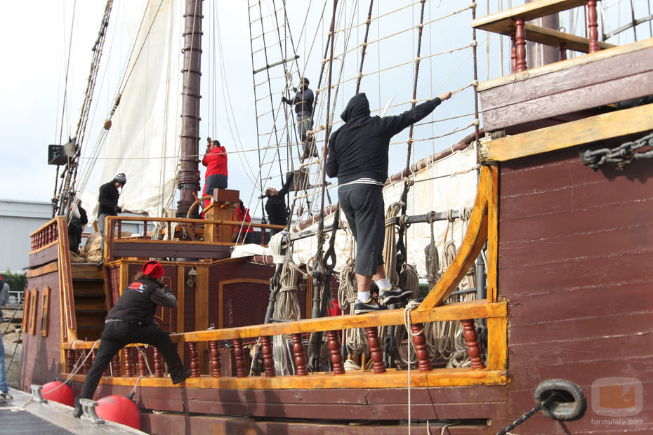 Los especialistas de la serie 'Piratas' en el galeón