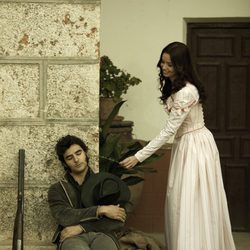 Dafne Fernández y Antonio Velázquez, en 'Tierra de Lobos'