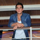 Mario Casas apoyado en 'El barco'