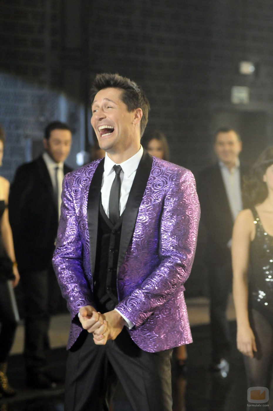 Jaime Cantizano ríe mientras graba un videoclip