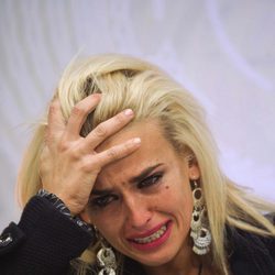 Chari llora en el confesionario