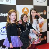 Priscilla Delgado, con dos amigas, en la presentación de 'Los protegidos'