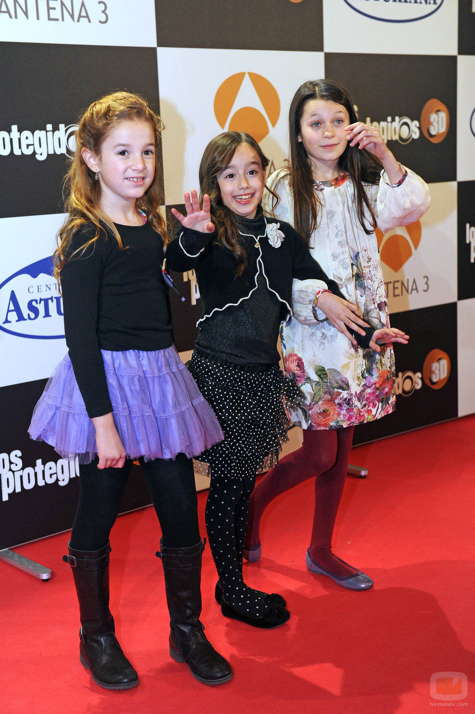 Priscilla Delgado, con dos amigas, en la presentación de 'Los protegidos'
