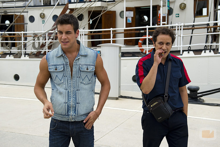 Luis Callejo y Mario Casas, padre e hijo en 'El barco'
