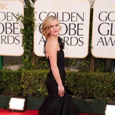 Julia Stiles en los Globos de Oro 2011