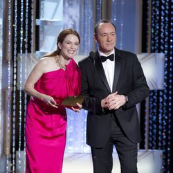 Julianne Moore y Kevin Space durante la gala