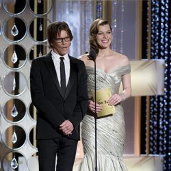 Kevin Bacon y Milla Jovovich entregan premio al mejor actor de drama