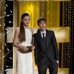 Justin Bieber y Hailee Steinfeld presentando la gala