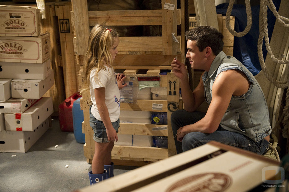 Ulises (Mario Casas) y Valeria (Patricia Arbues)