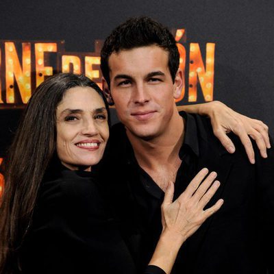 Ángela Molina abraza a Mario Casas