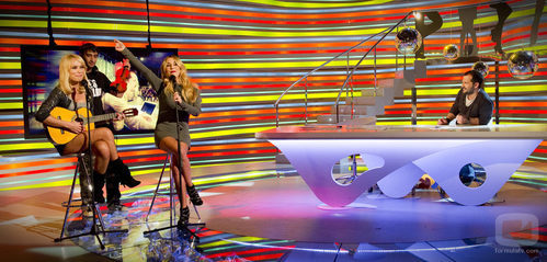 Berta y Patricia le cantan una canción Ángel Martín