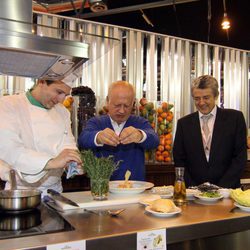 Juan Echanove cocinando en la feria FITUR