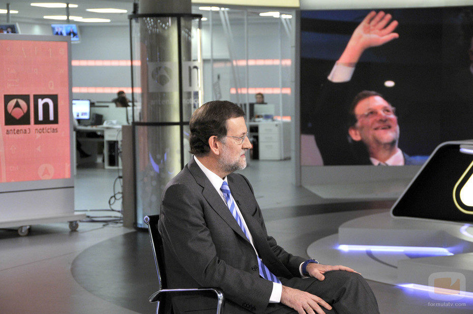 Mariano Rajoy mira a Gloria Lomana