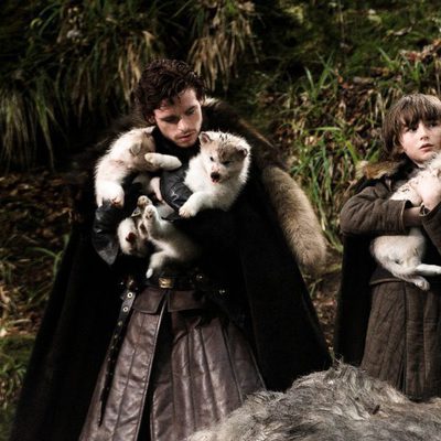 Robb Stark y Bran en una escena de 'Juego de tronos'
