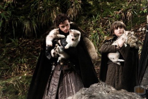 Robb Stark y Bran en una escena de 'Juego de tronos'